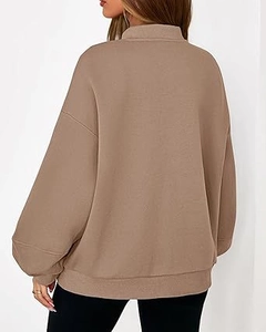 Achteraanzicht van oversized kaki dames sweatshirt met verlaagde schouders en ribmanchetten