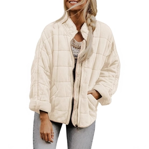 Veste matelassée beige pour femme, coupe ample avec col montant et fermeture éclair, style chic