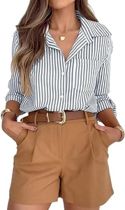 Dettaglio di una camicia a righe da donna con maniche lunghe e taschino sul petto