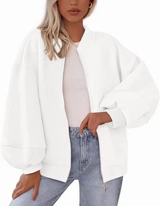 Detailopname van wit oversized bomberjack met metalen rits en geribbelde boorden