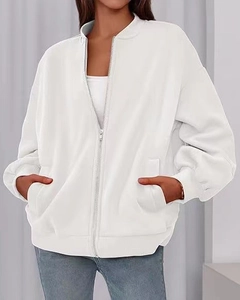 Detail van witte oversized wafeljas met metalen rits en geribbelde manchetten