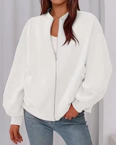 Detail van wit oversized jack met zilveren rits en geribbelde manchetten voor dames