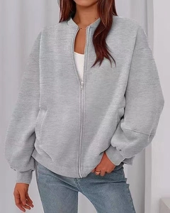 Detail van grijs sweatshirt met rits, verlaagde schouders en elastische manchetten