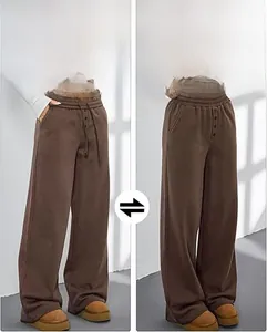 Detail der High-Waist-Jogginghose mit weitem Bein und zwei Tragevarianten am Taillenbund