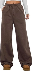 Detail einer High-Waist-Jogginghose mit weitem Bein, Gummizug und Knopfleiste am Bund