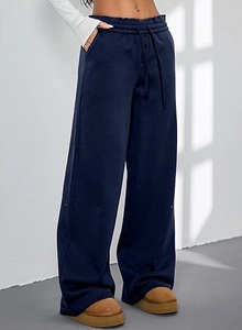 Detail der marineblauen Jogginghose mit hoher Taille, Kordelzug und weitem Bein
