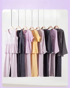 Détail des ensembles de pyjama en gaze de coton à carreaux violet, marine et jaune