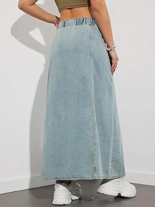 Rückansicht der hellblauen Jeans-Maxirock mit hoher Taille, Gummibund und A-Linien-Saum
