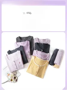 Détail du tissu en gaze de coton pur pour pyjama avec broderie fine de cœur et fleurs