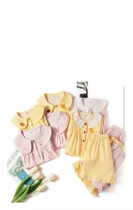 Détail de pyjamas en gaze de coton respirante avec broderies d'animaux et motifs à carreaux