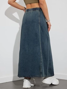 Detail eines Jeans-Maxirocks mit hoher elastischer Taille, Vintage-Waschung und A-Linie