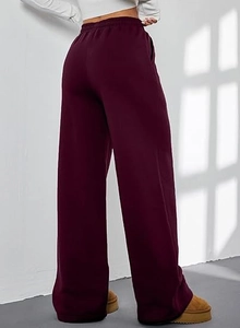 Rückansicht weinroter High-Waist-Sweathose mit weitem Bein und seitlicher Tasche