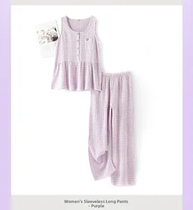 Détail d'un ensemble pyjama violet à carreaux sans manches en coton pour femmes