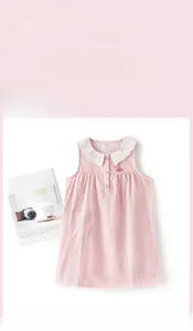 Détail d'un pyjama en coton à carreaux roses avec broderie lapin et col en dentelle