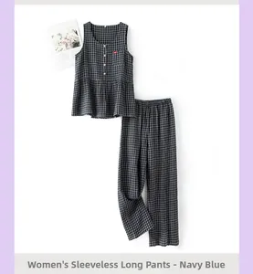 Vue à plat d'un pyjama en coton vichy bleu marine avec haut sans manches et pantalon