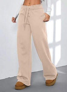 Detail der High-Waist-Lounge-Hose in Apricot mit elastischem Kordelzug und Knopfakzenten