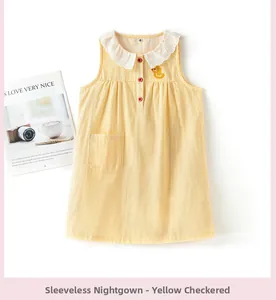 Détail de chemise de nuit enfant en coton à carreaux jaunes avec dentelle et canard