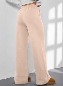 Rückansicht beige Jogginghose mit hohem Gummizug und lockerem weitem Beinschnitt