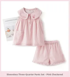 Détail de l'ensemble de pyjama en coton rose vichy sans manches avec broderie lapin