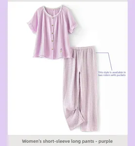 Détail du haut de pyjama en crêpe de coton lilas avec broderie florale et poche latérale