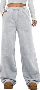 Detailansicht der grauen Jogginghose mit hoher Taille, Gummizug und Zierknöpfen