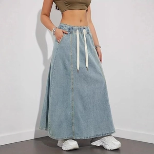 Hellblauer Denim-Maxirock in A-Linie mit elastischem Bund und weißem Kordelzug