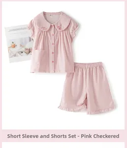 Détails du pyjama en coton vichy rose avec broderie lapin et bords à volants