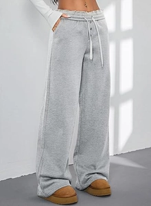 Detail einer grauen Jogginghose mit hoher Taille, Kordelzug und praktischen Seitentaschen