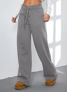 Detail der dunkelgrauen Jogginghose mit hoher Taille, elastischem Kordelzug und Zierknöpfen