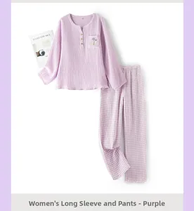 Détail de pyjama en coton lilas avec broderie florale et pantalon à carreaux assorti