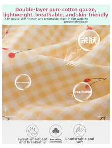 Gros plan sur gaze de coton double couche à carreaux jaunes et broderie cerise