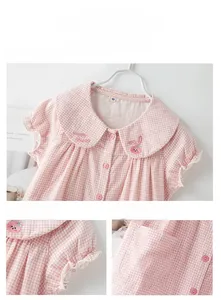 Détail du pyjama en coton à carreaux roses avec broderie lapin et texture douce
