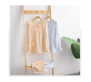 Détails de l'ensemble pyjama en gaze de coton avec imprimé cerise et poignets volantés