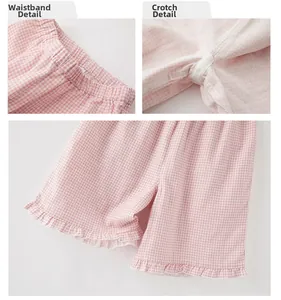 Vue détaillée du short en coton à carreaux roses avec taille élastique et volants