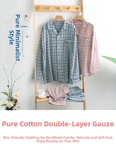 Détail de pyjamas en double gaze de coton doux avec motifs à carreaux bleu et rouge
