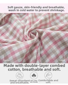 Gros plan sur la gaze de coton double couche à carreaux rose avec texture respirante