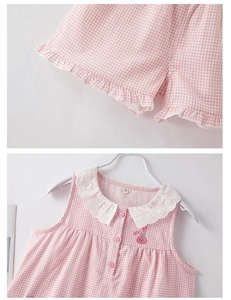 Détail de pyjama en coton à carreaux roses avec broderie lapin et col en dentelle