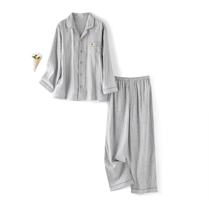 Pigiama in cotone a righe con camicia a maniche lunghe e pantaloni coordinati