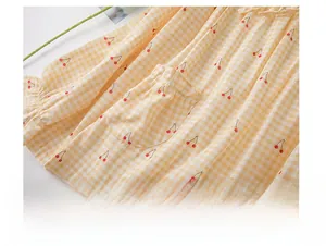 Détail de la poche latérale sur un pyjama à carreaux jaunes avec motifs cerises