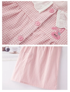 Détail du pyjama en coton vichy rose avec col en dentelle et broderie lapin