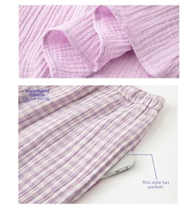 Détails de la taille élastique et de la poche latérale du pyjama en coton lilas
