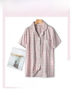 Détail du haut de pyjama en coton à carreaux roses et blancs avec col à revers
