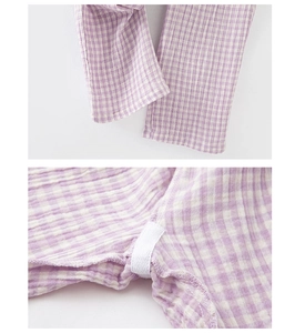 Détail du tissu en coton vichy violet et poignets élastiques sur le pantalon de pyjama