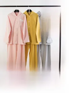 Details weicher Pyjama-Sets aus gebürsteter Baumwolle mit süßer Katzenstickerei und Revers