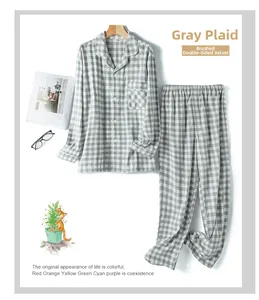 Makroaufnahme der grauen karierten Flanell-Pyjamas mit Reverskragen und Knopfdetails