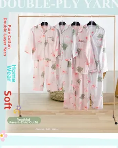 Détail de pyjamas en coton double gaze avec motifs flamants roses et feuilles de palmier
