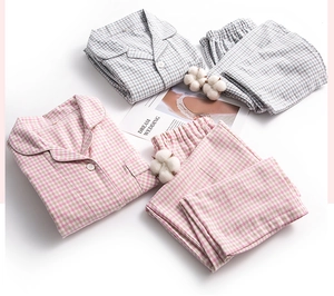Detail von weichen Baumwoll-Schlafanzügen in Pink und Grau mit Flanell-Textur und Komfort