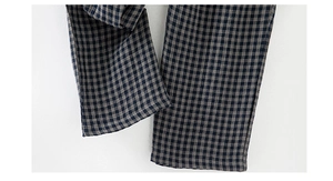 Détail de l'ourlet piqué sur le bas du pantalon de pyjama en coton à carreaux