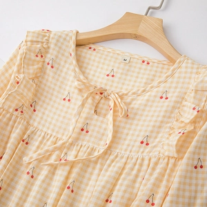 Pyjama femme jaune à carreaux avec imprimé cerise et nœud en tissu de coton