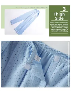 Dettaglio dei pantaloni per pazienti blu con chiusure laterali in velcro per una facile cura